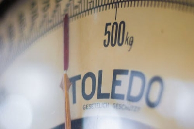 A weighing scale, which reads, "500 kg"